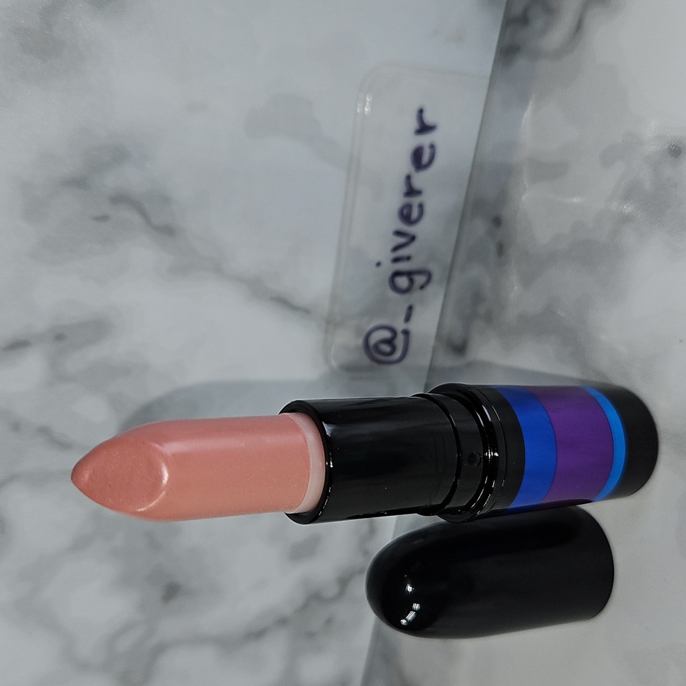 LNWOB CREME CUP LE Cremesheen Lipstick MAC